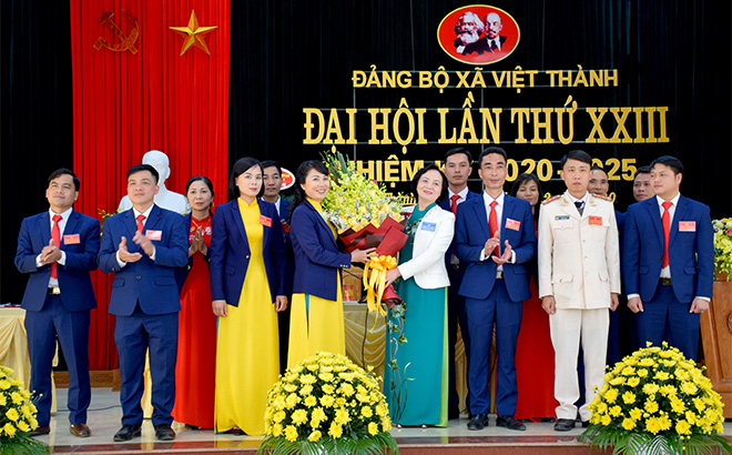 Ban Tổ chức Tỉnh ủy tham mưu với Tỉnh ủy chỉ đạo thành công Đại hội điểm Đảng bộ xã Việt Thành, huyện Trấn Yên. Trong ảnh: Đồng chí Bí Thư Tỉnh ủy, Chủ tịch HĐND tỉnh Phạm Thị Thanh Trà chúc mừng Ban Chấp hành Đảng bộ xã Việt Thành, nhiệm kỳ 2020 - 2025. (Ảnh: T.L)